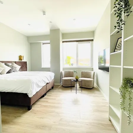 Holiday home Comfortable Bed, Private Bathroom, And Fast Wifi *